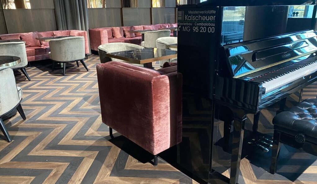 Unser Klavier im Restaurant HATO in Düsseldorf Wir verleihen Klaviere für jeden musikalischen Zweck.