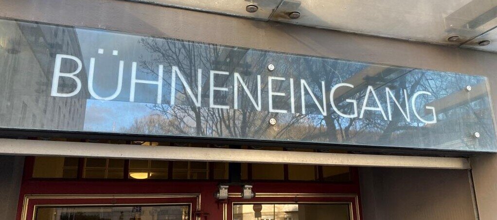 Bühneneingang Die Tür zu den Brettern, die die Welt bedeuten.