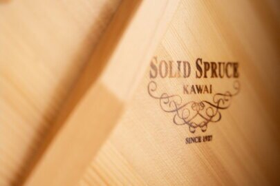 Das "Solid Spruce"-Logo für Resonanzböden aus hochwertigem Fichtenholz.