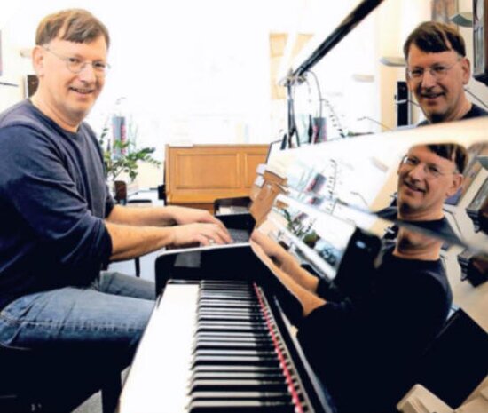 Heinz J. Kalscheuer am Klavier Zeitungsportrait unserer Firma