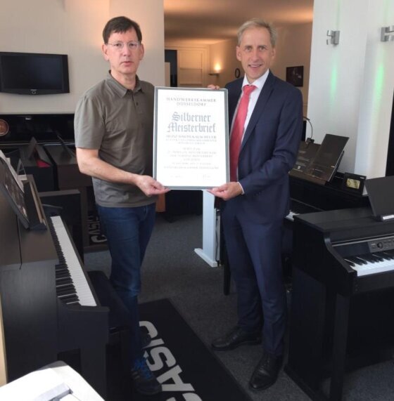 Axel Fuhrmann überreicht den silbernen Meisterbrief 25 Jahre Meister am 15. Juli 2018