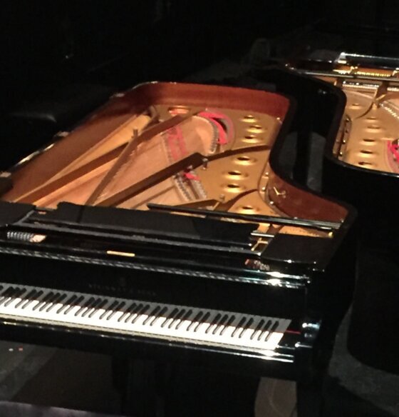 Zwei Steinway-D-Flügel stehen sich zum Klavierkonzert gegenüber.